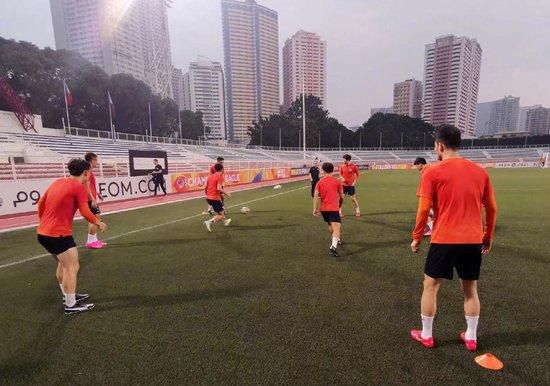 他揉捏她两乳不停呻吟在线播放