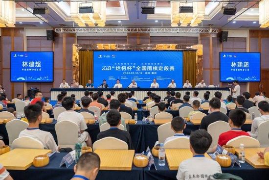 男人把j放进女人的屁股