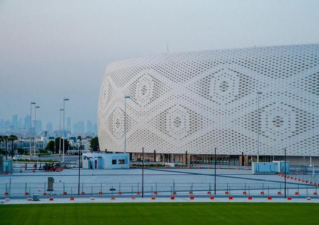 护士穿着白丝被医生摸动图